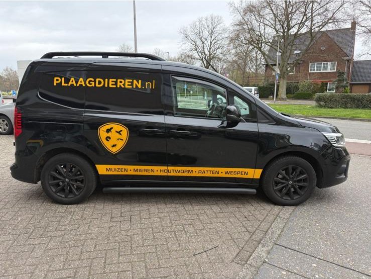 De werkbus van Plaagdieren.nl in zwart met geel logo en MUIZEN · MIEREN · HOUTWORM · RATTEN · WESPEN